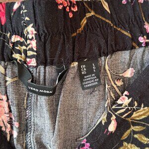 Vero Moda pantalon fluide à fleurs noires / Vero Moda black floral flowy pants